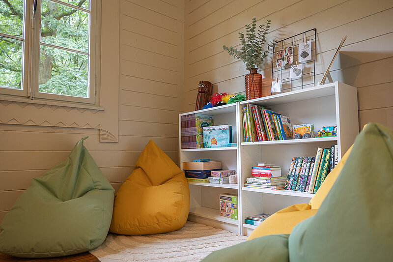 Leseecke in Waldschule mit Sitzsäcken und Bücherregal