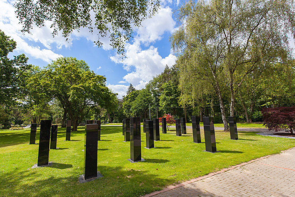 Beisetzungen in Urnenstelen sind ebenfalls auf dem Hauptfriedhof möglich.