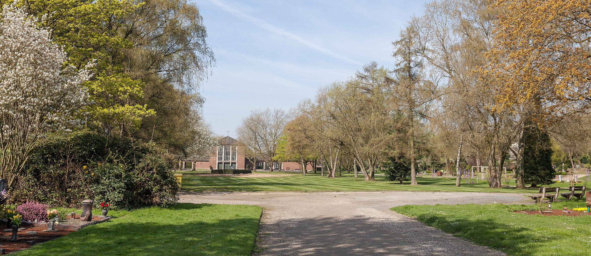 Das Foto zeigt den Friedhof an der Preyerstraße in MG-Rheydt sowie die Trauerhalle
