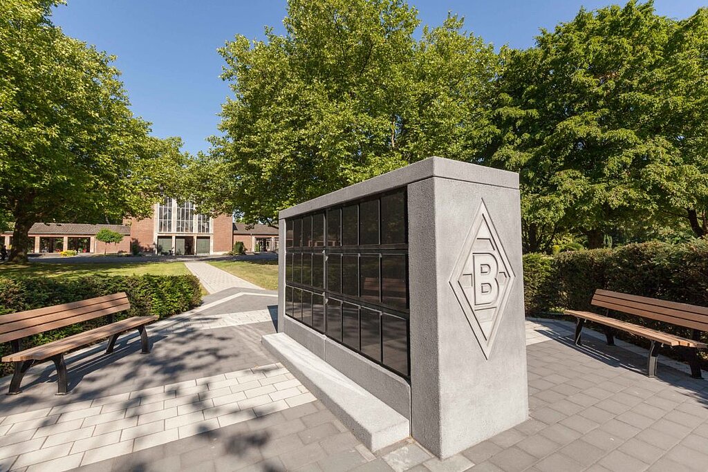 Für Borussia Fans und Angehörige gibt es auf dem städtischen Friedhof an der Preyerstraße in Rheydt ein Borussia-Kolumbarium.