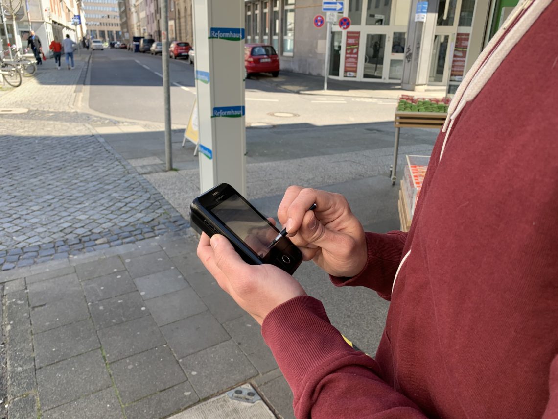 Auf einem Mobilgerät hält der mags-Straßenkontrolleur sämtliche Gefahrenstellen fest.