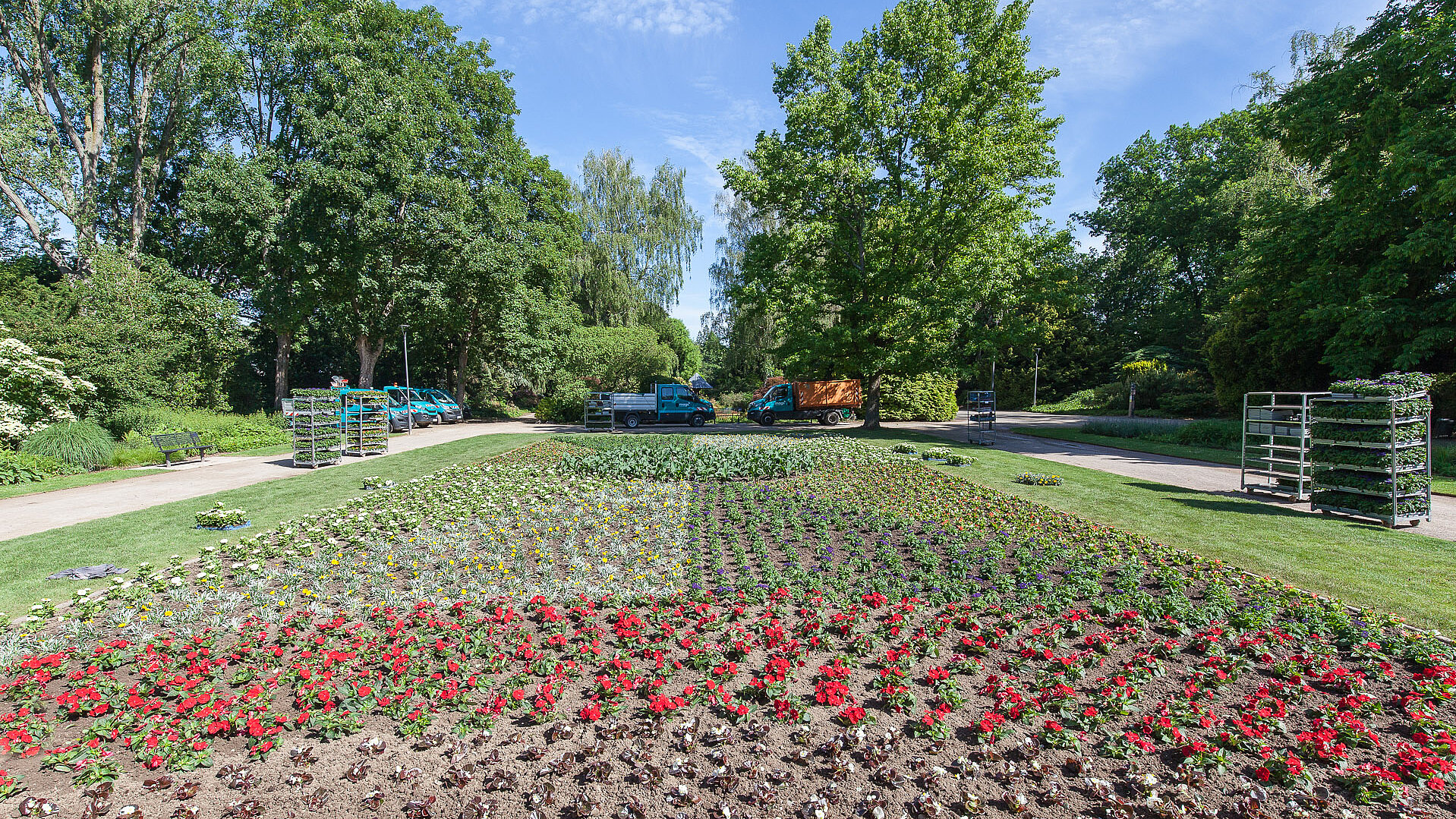 Das Foto zeigt das Blumenparterre im Bunten Garten mit der Sommerbepflanzung 2022
