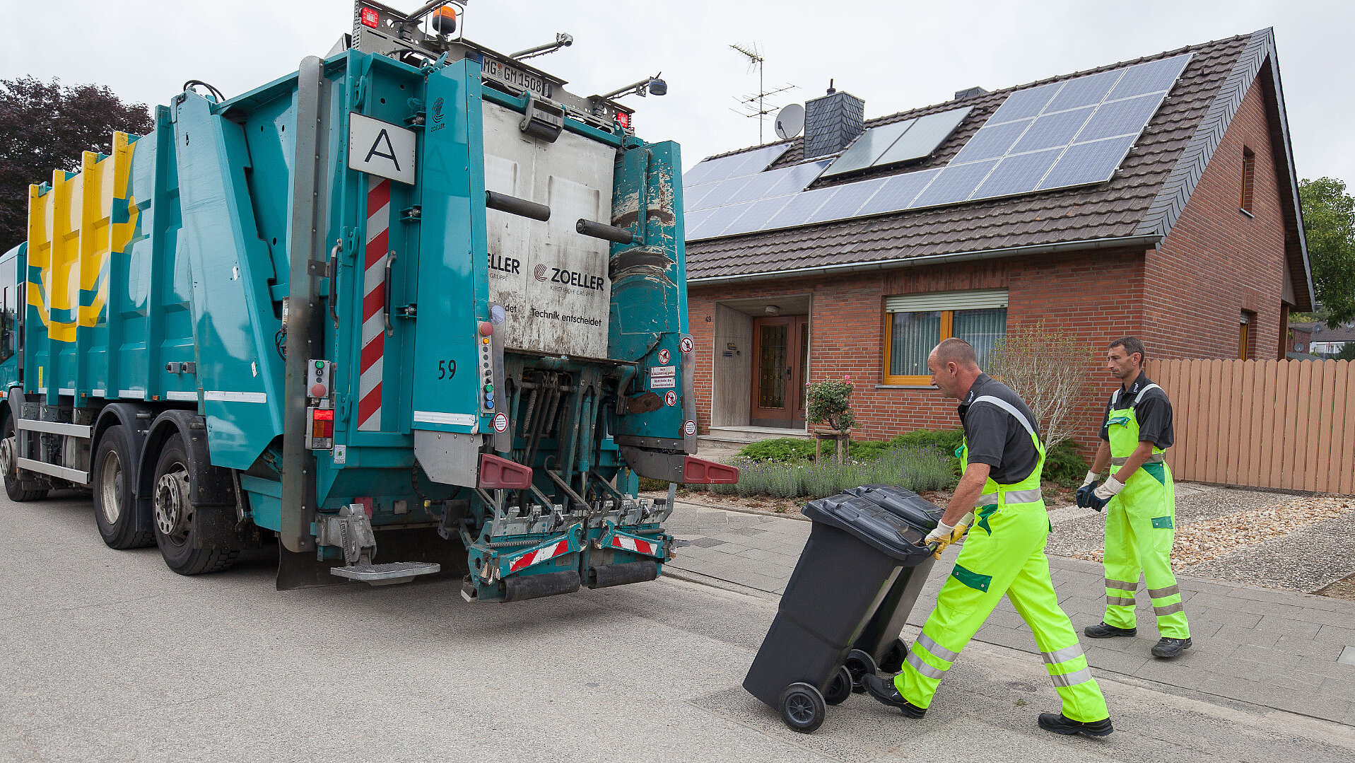 Das Müllfahrzeug der GEM sammelt den Abfall aus den Restmülltonnen ein.
