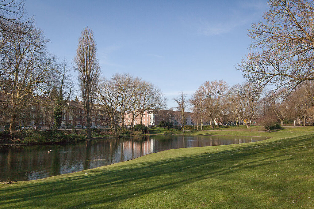 Wahrzeichen des Mönchengladbacher Geroparks ist der Geroweiher.