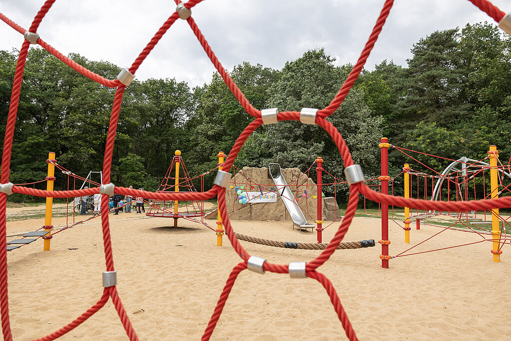 Kleinkinderbereich im Spielpark Hardter Wald mit Kletterturm, Wippe und Schaukel.