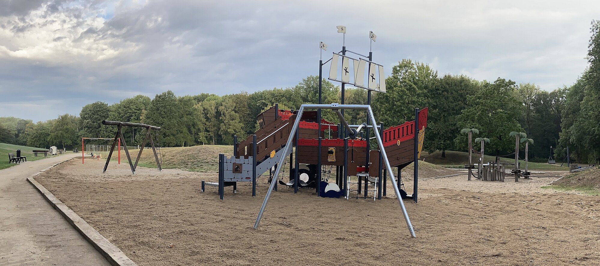 Auf dem Foto ist das Piratenschiff auf dem Spielplatz im Stadtwald Rheydt zu sehen.