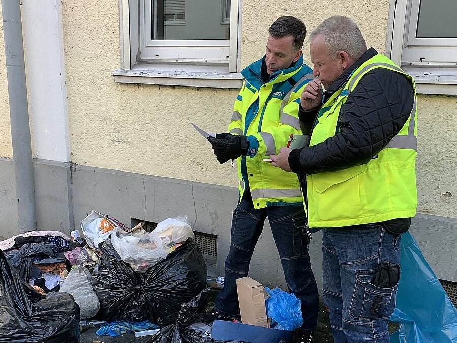 Wer seinen Müll illegal entsorgt, darf sich nicht von den mags-Mülldetektiven erwischen lassen. Dann gibt's die rote Karte und ein Bußgeld wird fällig.