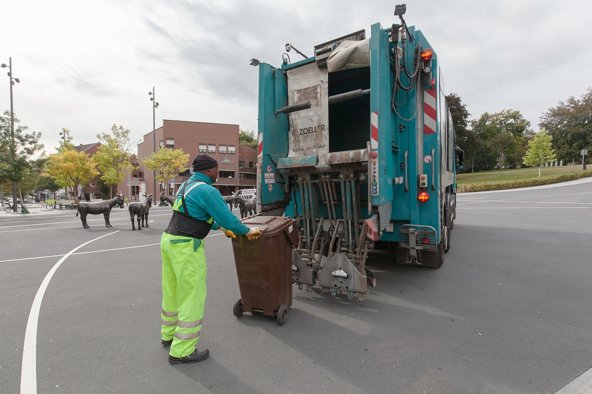 Das GEM-Fahrzeug holt am Sonnenhausplatz den Biomüll aus den Biotonnen ab.