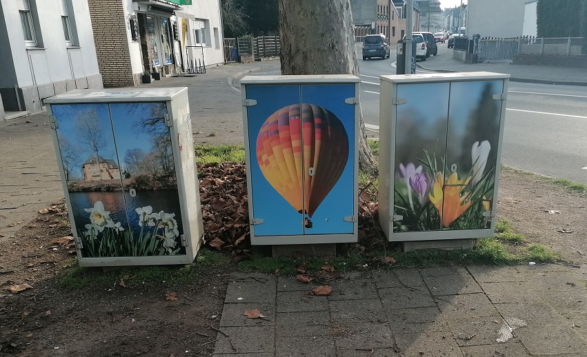 Drei Postkästen an der Grevenbroicher Straße wurden von mags mit Fotofolien umgestaltet. Sie zeigen das Schloss Rheydt, einen Heißluftballon sowie bunte Krokusse.