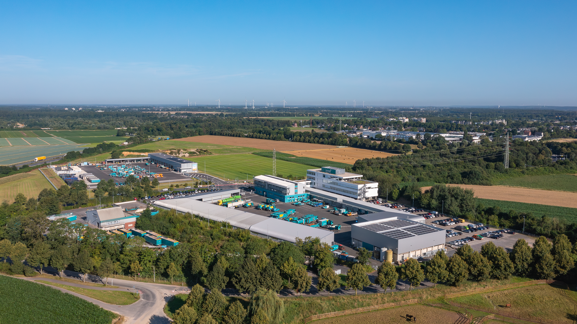 Auf dem Foto sind die Betriebshöfe und die Verwaltungsgebäude von mags und GEM im Nordpark zu sehen. Betriebsgelände von mags, GEM und BQG im MG-Nordpark aus der Vogelperspektive
